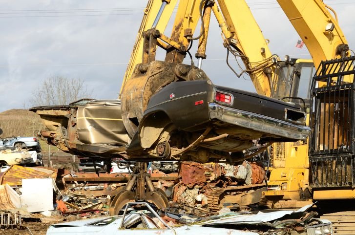 Professional tow truck showing scrap metal yard vs auto wrecker differences